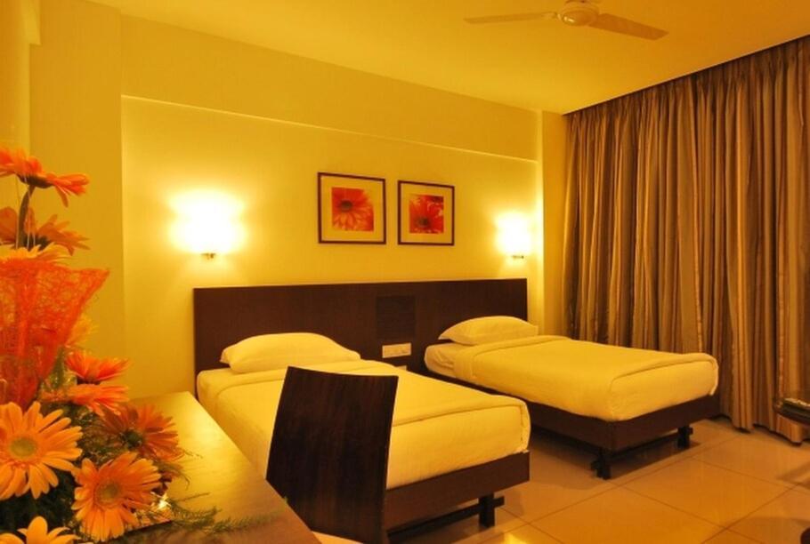 Hotel Manasi Inn Сатара Экстерьер фото