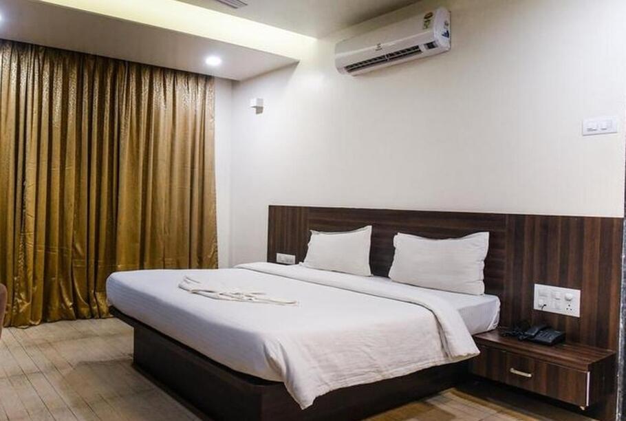 Hotel Manasi Inn Сатара Экстерьер фото
