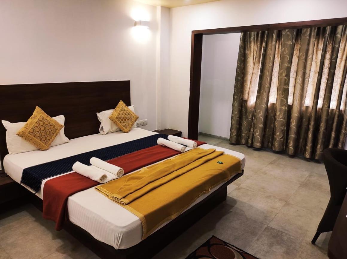 Hotel Manasi Inn Сатара Экстерьер фото