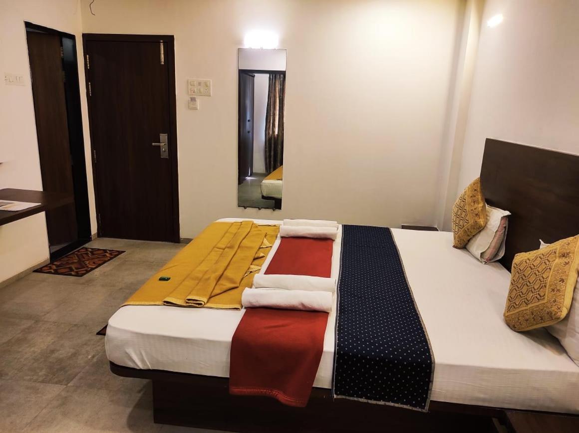 Hotel Manasi Inn Сатара Экстерьер фото