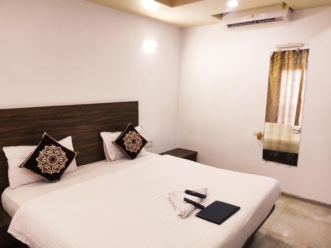 Hotel Manasi Inn Сатара Экстерьер фото