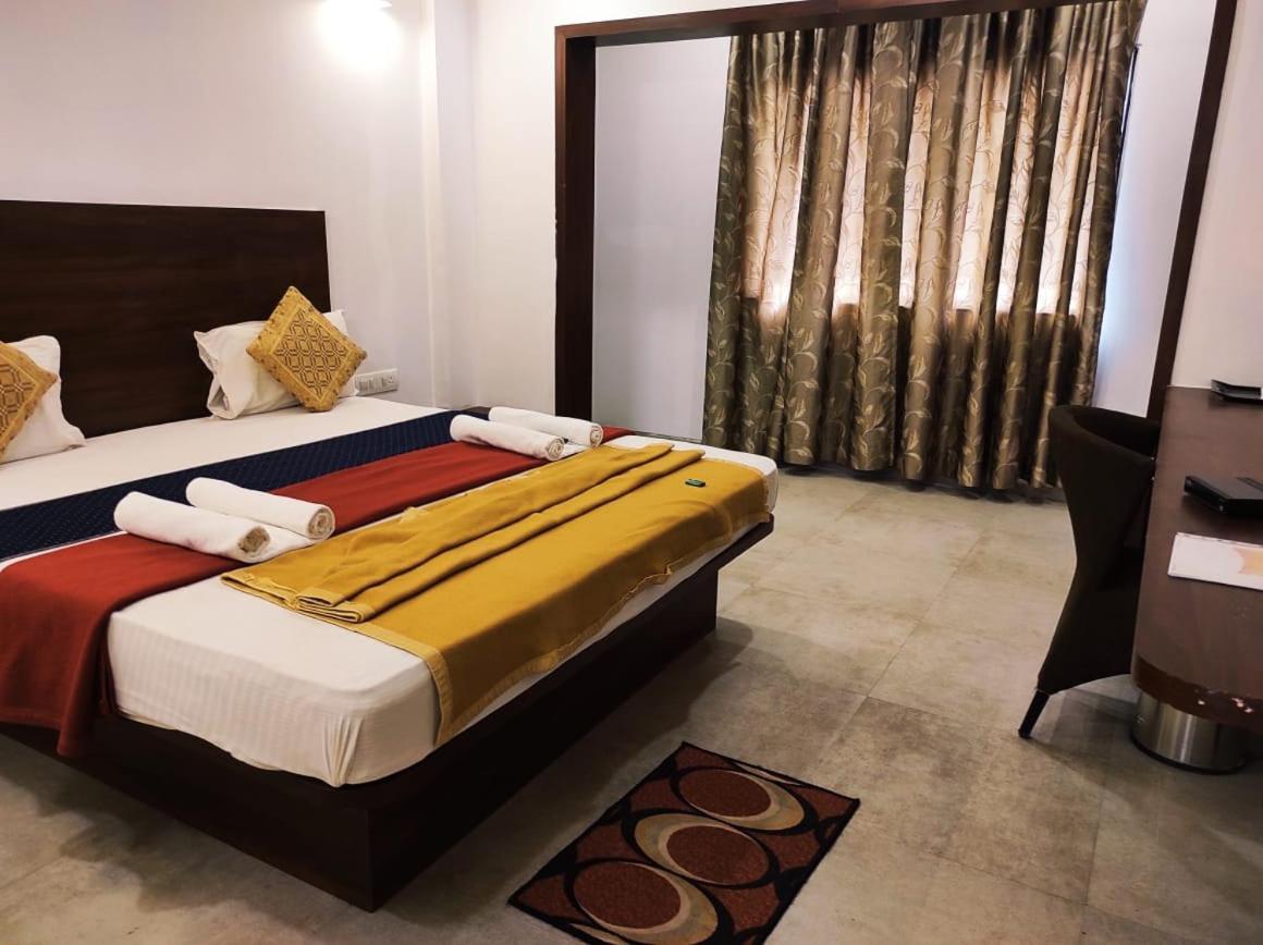 Hotel Manasi Inn Сатара Экстерьер фото