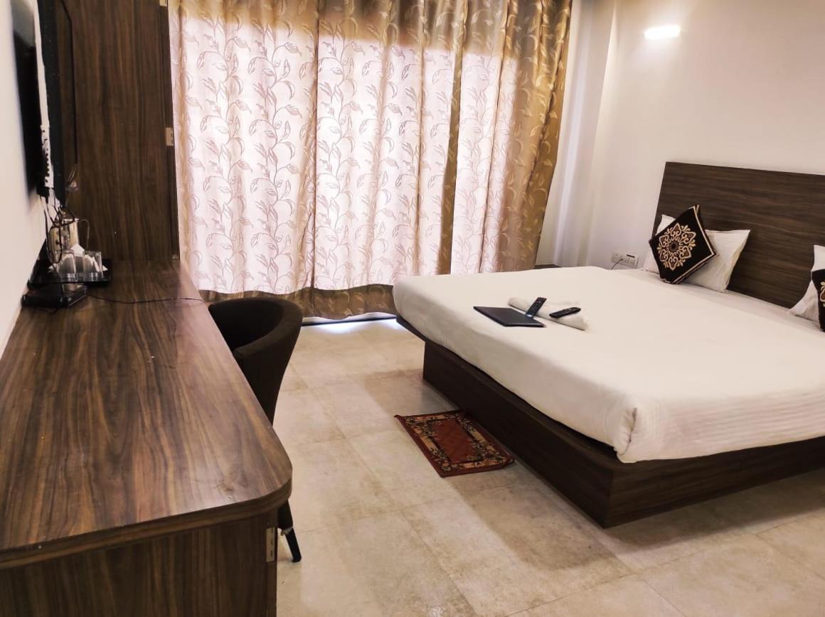 Hotel Manasi Inn Сатара Экстерьер фото