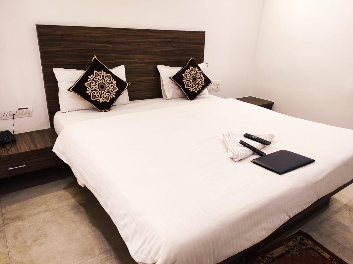 Hotel Manasi Inn Сатара Экстерьер фото
