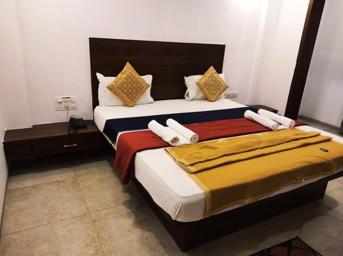 Hotel Manasi Inn Сатара Экстерьер фото