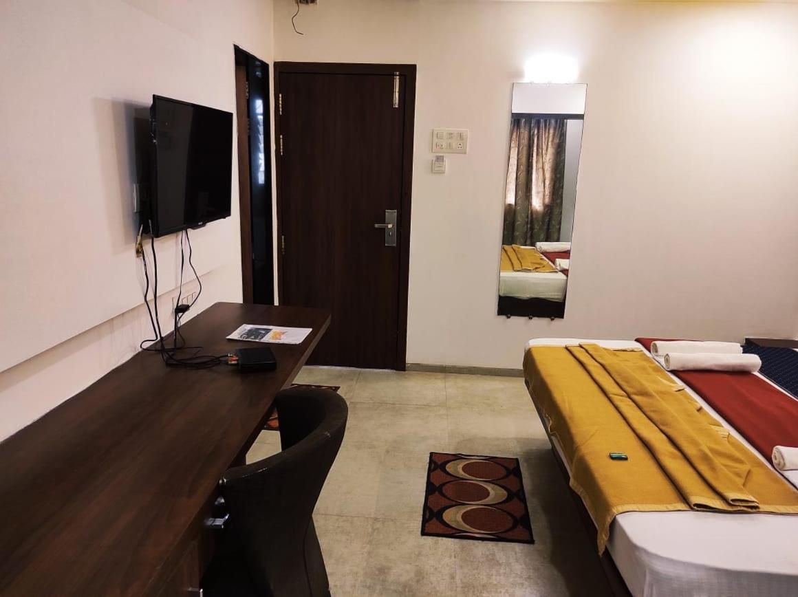 Hotel Manasi Inn Сатара Экстерьер фото