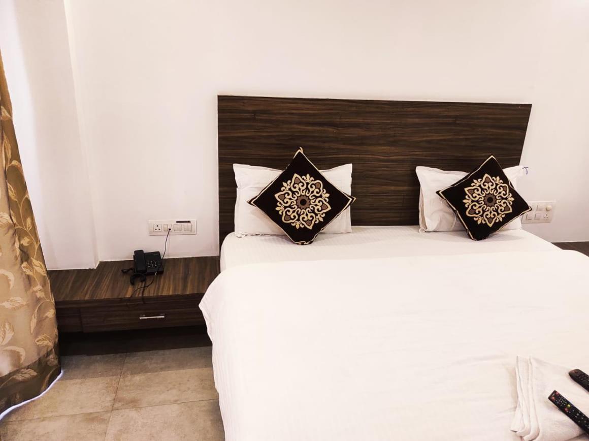 Hotel Manasi Inn Сатара Экстерьер фото