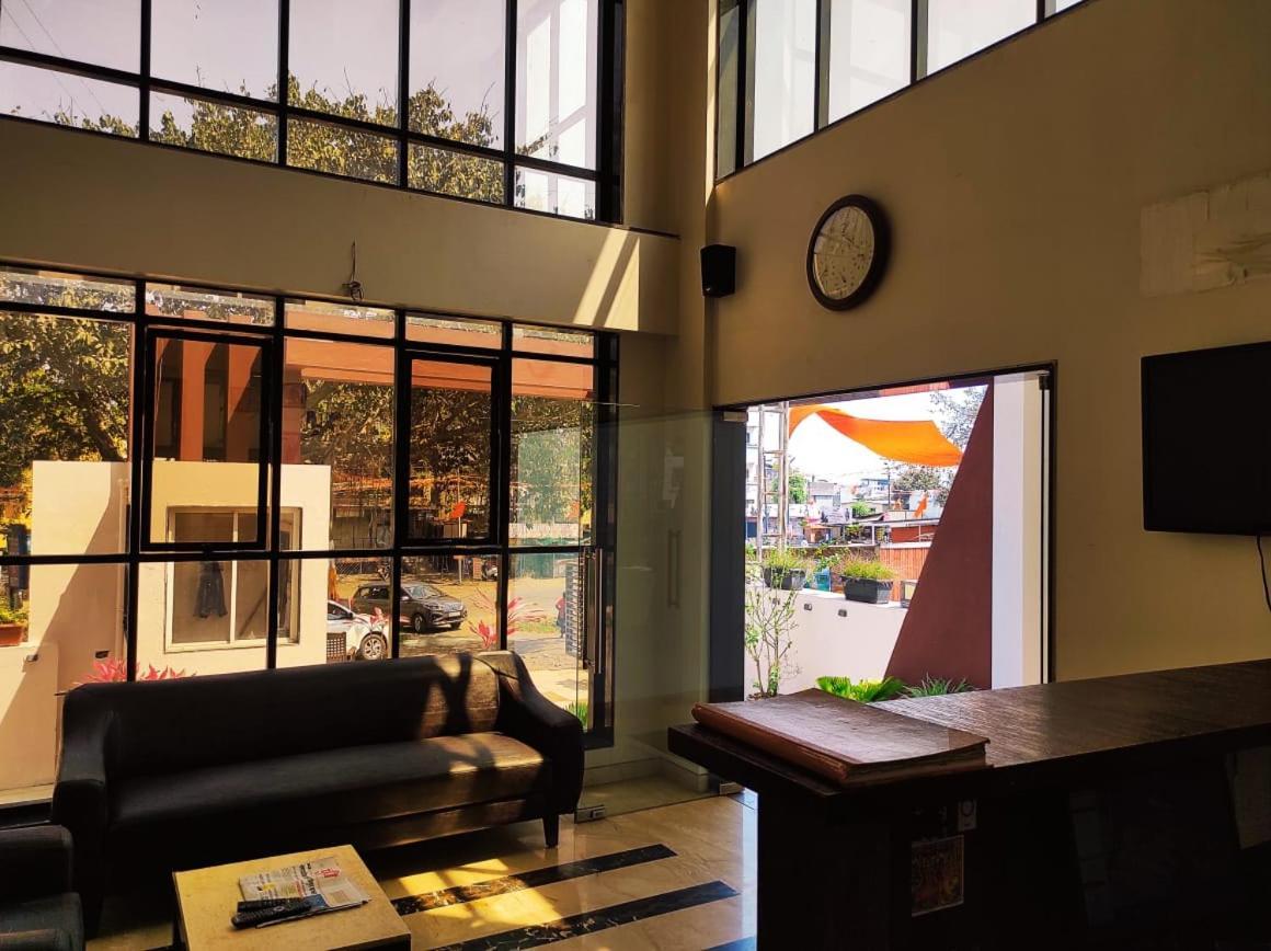 Hotel Manasi Inn Сатара Экстерьер фото