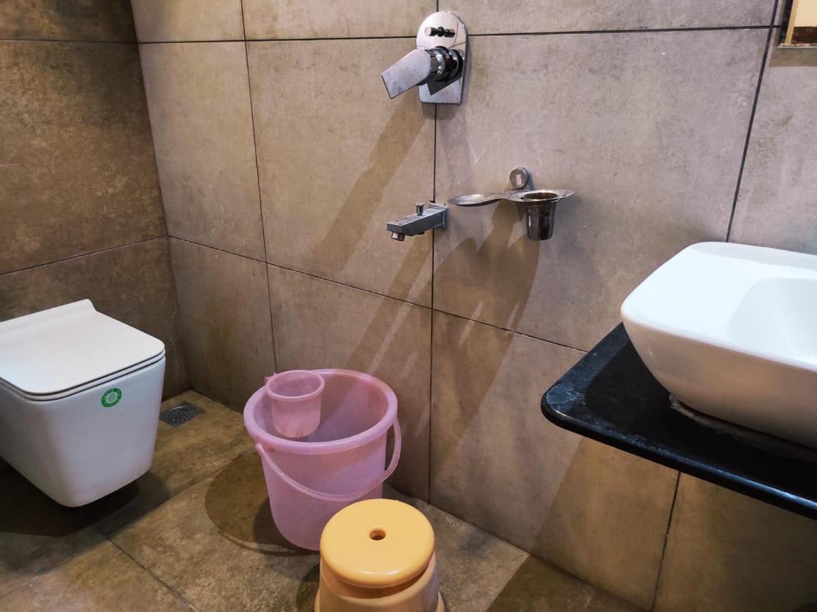Hotel Manasi Inn Сатара Экстерьер фото