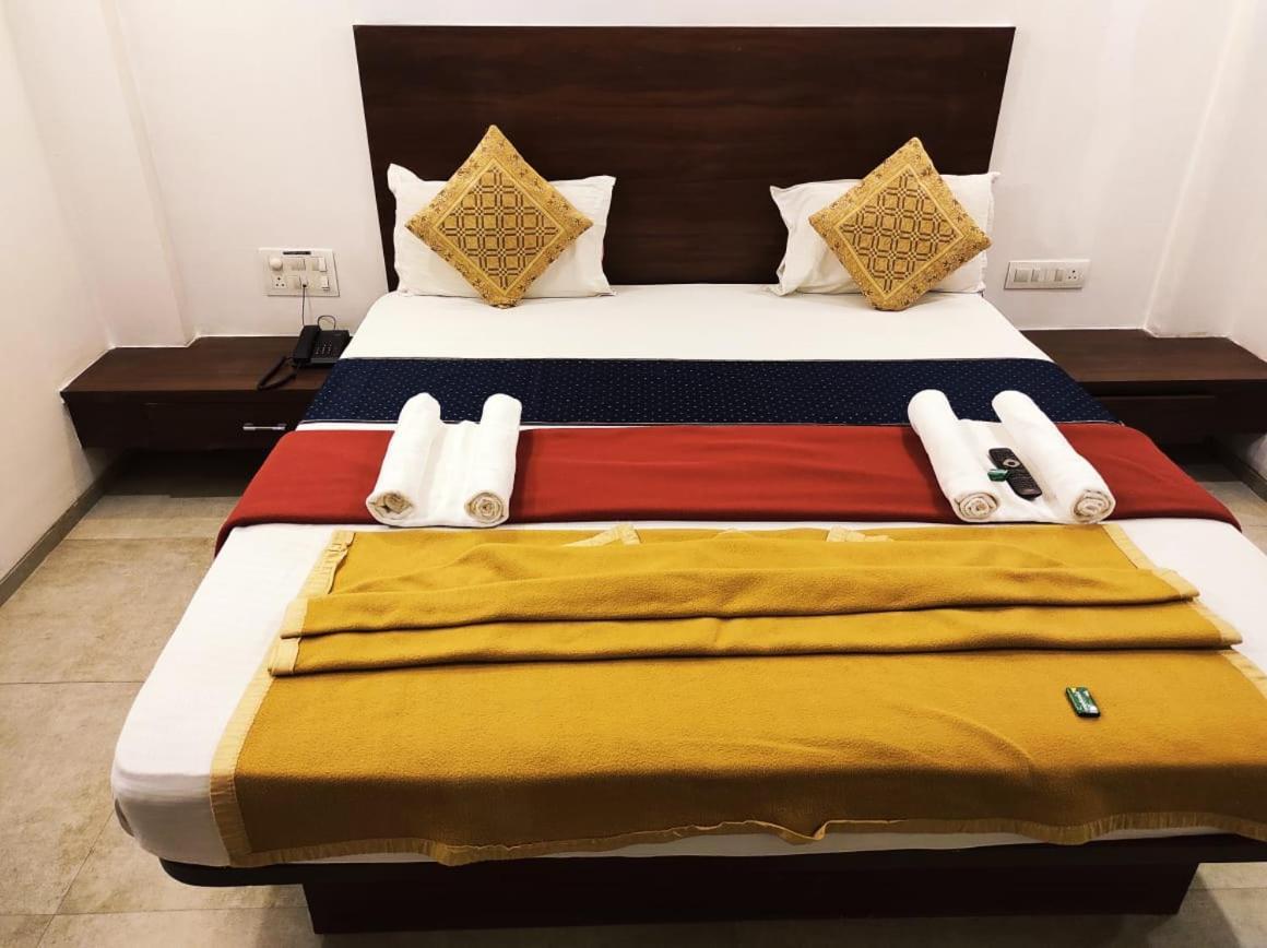 Hotel Manasi Inn Сатара Экстерьер фото