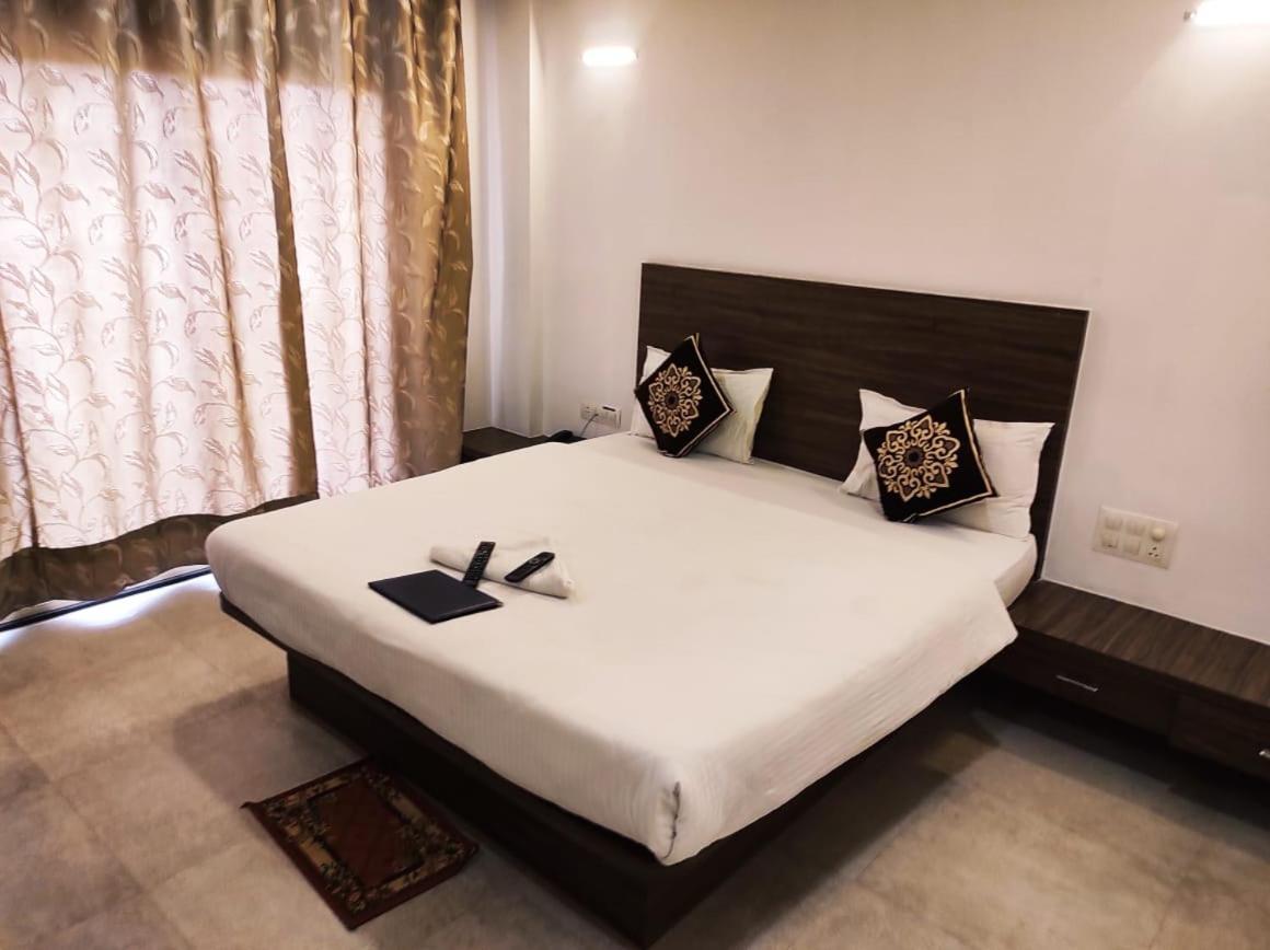 Hotel Manasi Inn Сатара Экстерьер фото