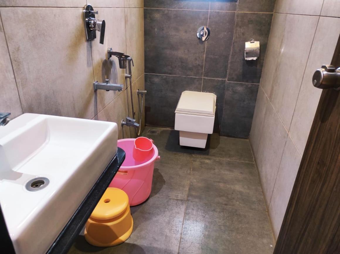 Hotel Manasi Inn Сатара Экстерьер фото